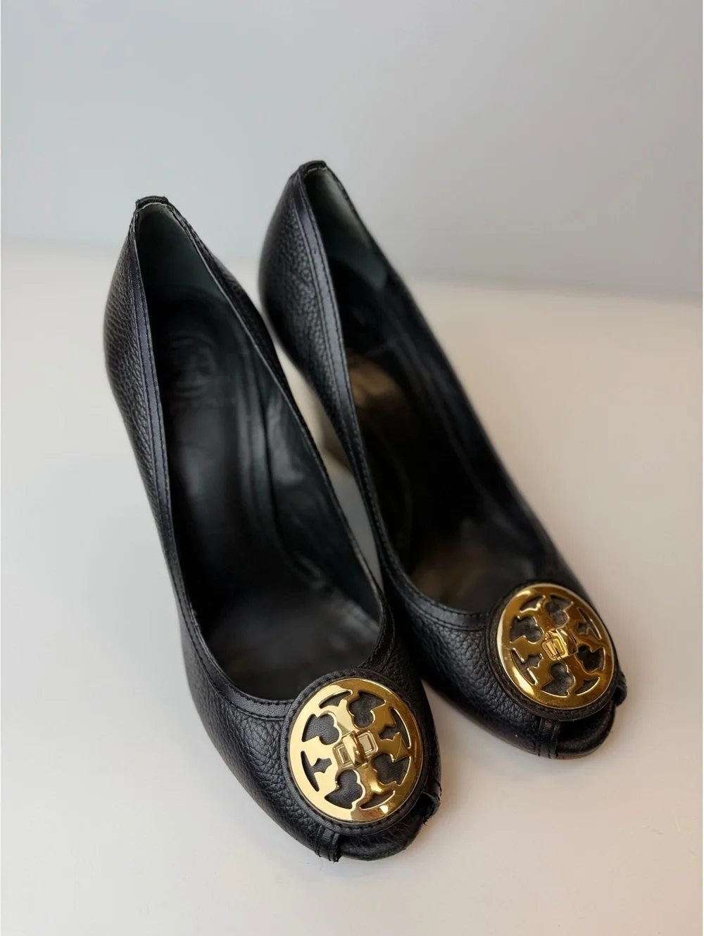 Tory Burch Selma Peep Toe Wedge Heels Black Pebbled Leather Gold Logo Size 10M